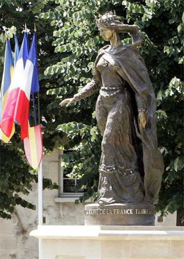Image -- A monument of Queen Anna Yaroslavna by Valentyn Mykola Znoba in Senlis, France (2005).