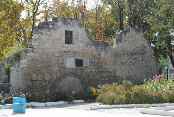 Image -- Bilohirsk: ruins of an ancient Tatar caravanserai.