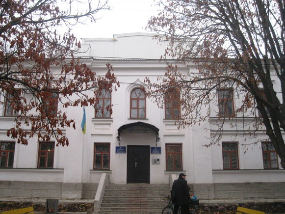 Image -- Bilovodsk, Luhansk oblast: town hall.