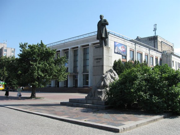 Image -- Cherkasy: Taras Shevchenko monument and the Cherkasy Music and Drama Theater.