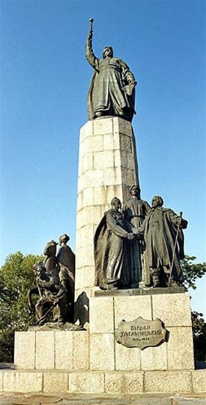 Image - Chyhyryn: the Bohdan Khmelnytsky monument.