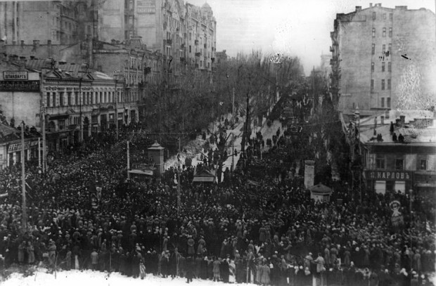 Image - A Ukrainian demonstration on Khreshchatyk in March 1917.
