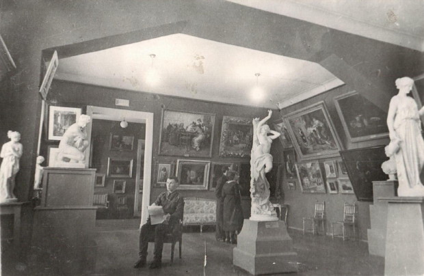 Image -- The Dnipropetrovsk Art Museum interior (1920s).