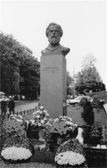 Image -- Mykhailo Drahomanov's monument in Kyiv.