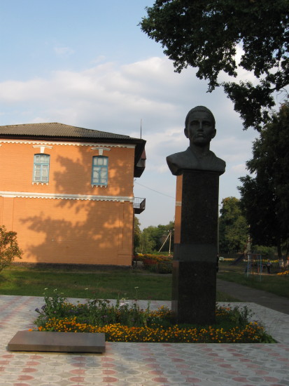 Image - Hryhorii Skovoroda's monument in Chornukhy, Poltava oblast.