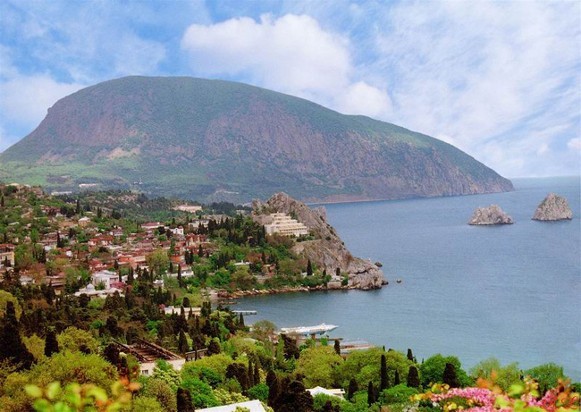 Image - Hurzuf and Mount Aiu-Dag in the Crimea.
