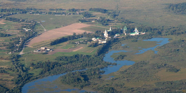 Image - A view of the Hustynia Trinity Monastery.