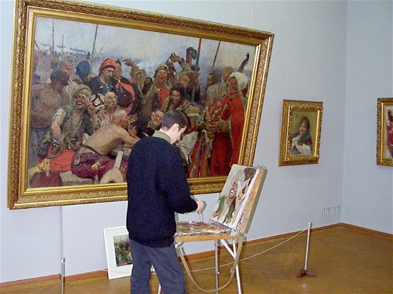 Image - One of the exhibition halls of the Kharkiv Art Museum.