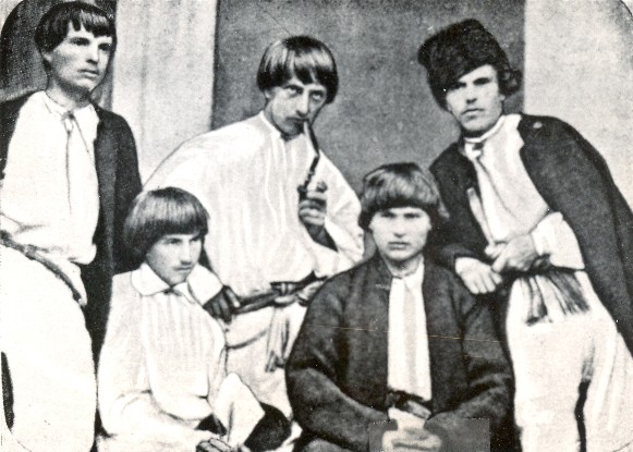 Image -- Khlopomany: standing from left, O. Khoinovsky, V. Vasylevsky, V. Vynarsky; sitting: T. Rylsky, V. Antonovych.
