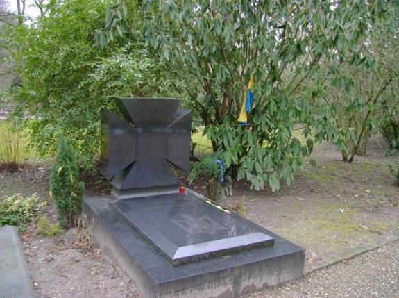 Image - Yevhen Konovalets's grave in Rotterdam (designed by Oksana Liaturynska).