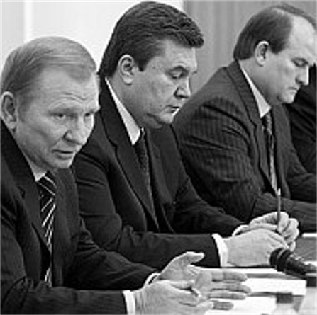 Image - Leonid Kuchma with Prime Minister Viktor Yanukovych and Head of Presidential Administration Viktor Medvedchuk (November 2004).