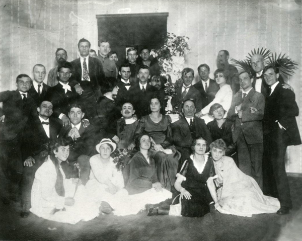 Image - Les Kurbas and Molodyi Teatr troupe (1918).