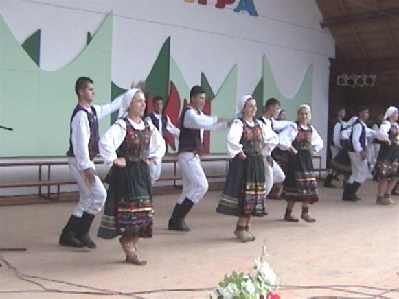 Image - A Lemko folk dance ensamble.