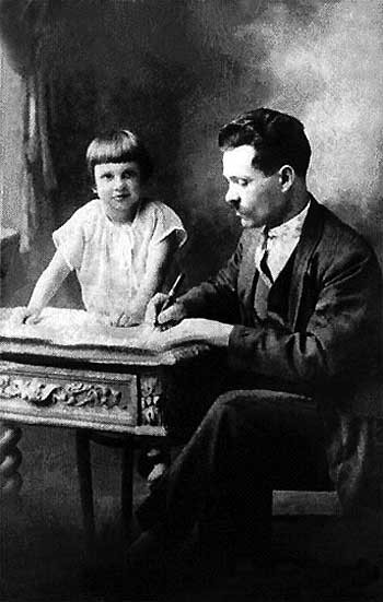 Image - Nestor Makhno with daughter Olena in Paris.