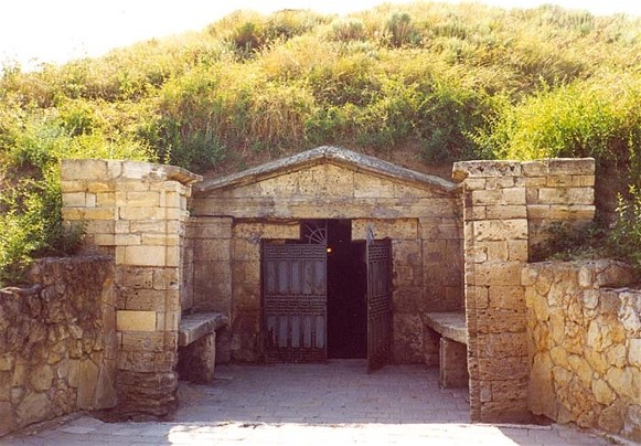 Image -- The Melek-Chesmen kurhan in Kerch, Crimea.