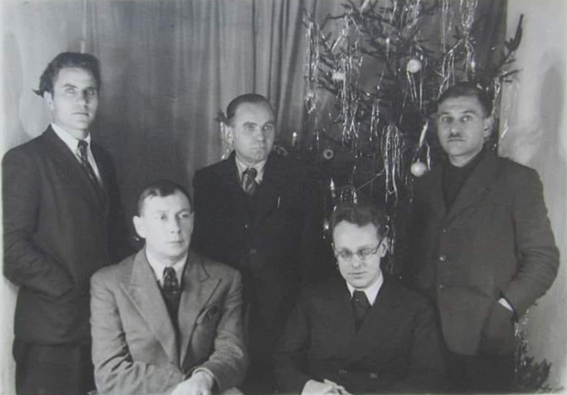 Image - MUR writers (1947): (sitting l-r) Yevhen Malaniuk, Yurii Shevelov; (standing l-r): Vasyl Barka, Ulas Samchuk, Ihor Kostetsky.  