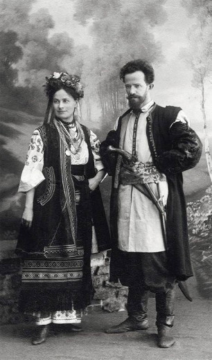 Image -- Oleksander and Marharyta Murashko (in Ukrainian traditional dress).