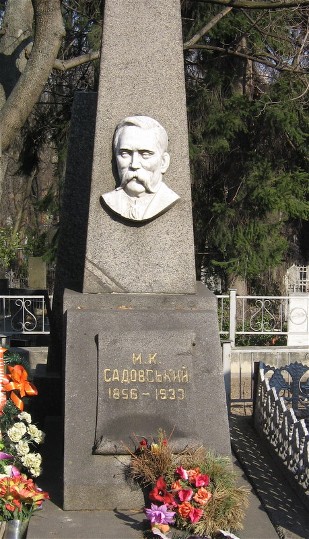 Image - Mykola Sadovsky's grave at the Baikove Cemetery in Kyiv.