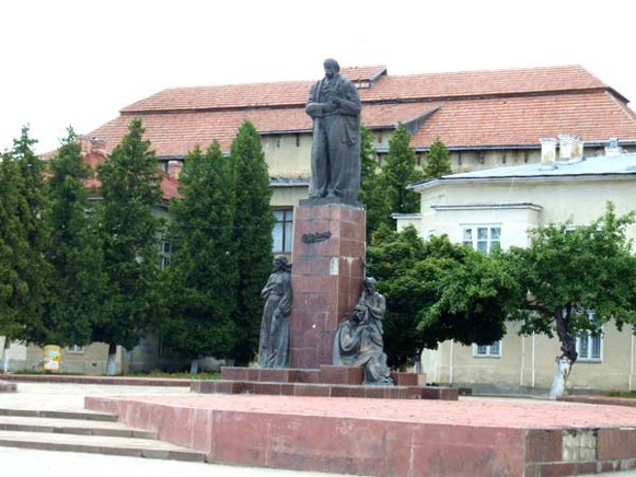 Image - Nadvirna: Taras Shevchenko monument.
