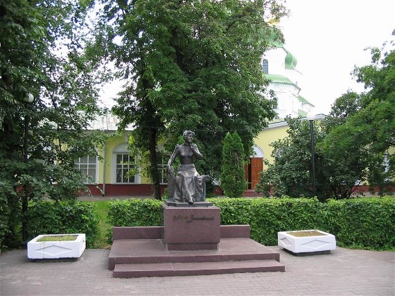 Image -- Mariia Zankovetska's monument in Nizhyn.
