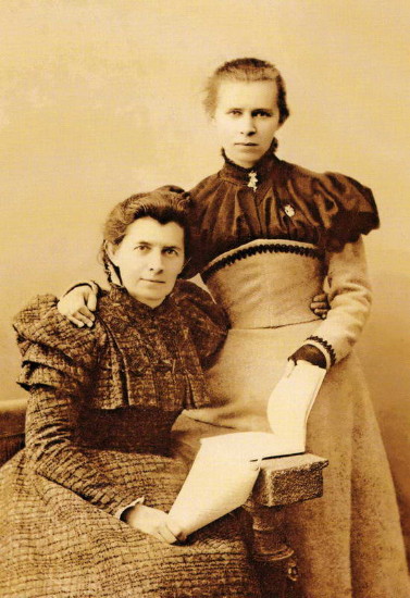 Image -- Olena Pchilka and Lesia Ukrainka (1898).