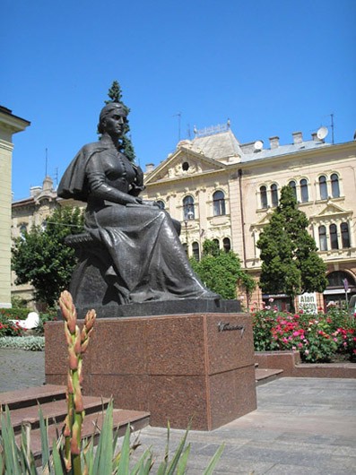 Image -- Olha Kobylianska's monument in Chernivtsi.