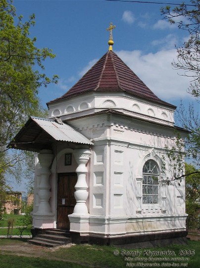 Image -- An Orthodox chapel near the Trinity Roman Catholic Church in Ostrih.