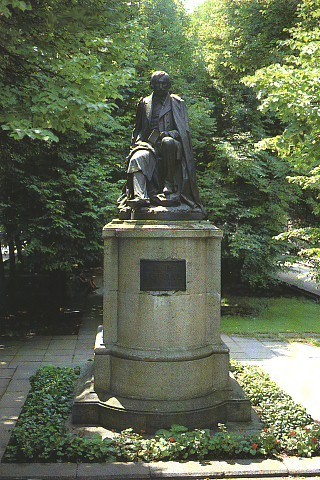 Image - Nikolai Gogol's monument in Poltava.