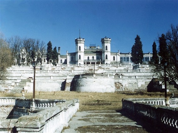 Image -- An 18th-century estate and park in Sharivka, Kharkiv oblast.