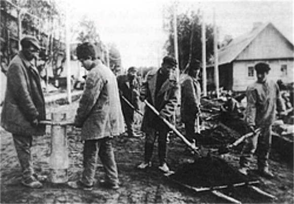 Image - Soviet labor camp prisoners.