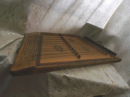 Image -- A traditional Ukrainian tsymbaly (dulcimer).