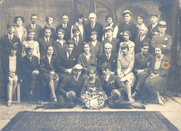 Image -- Members of the Zaporozhe student organization in Chernivtsi (1920s).