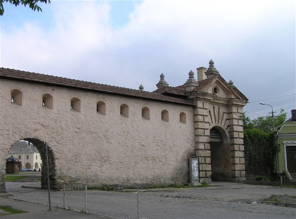 Image - The Hlynska Gate in Zhovkva, Lviv oblast.