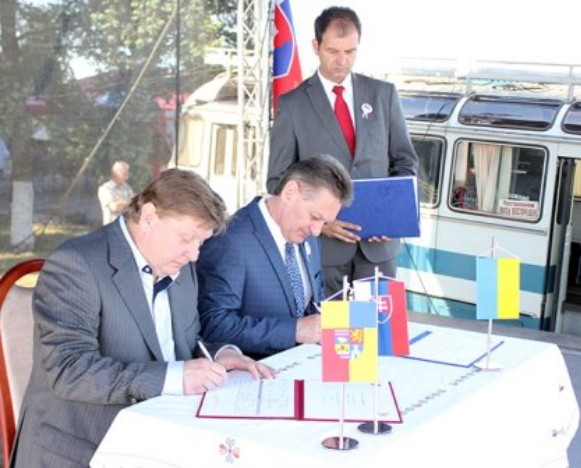 Image -- Signing of an agreement between Presov region and Transcarpathia (2013).