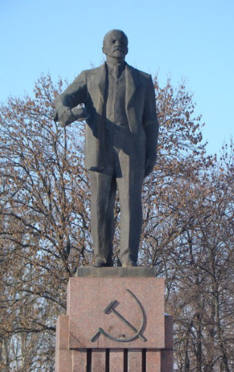 Image -- Lenin monument in Bila Tserkva (by Vasyl Ahibalov and others).