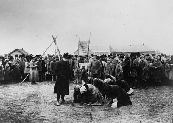 Image - The American Relief Administration delivering aid in the Russian Empire (1922). 