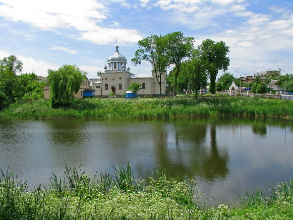 Image - Andrushivka, Zhytomyr oblast: church and park.