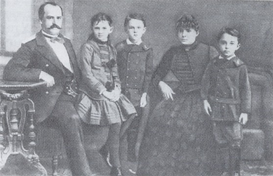 Image - Mykola Arkas with his wife and children.