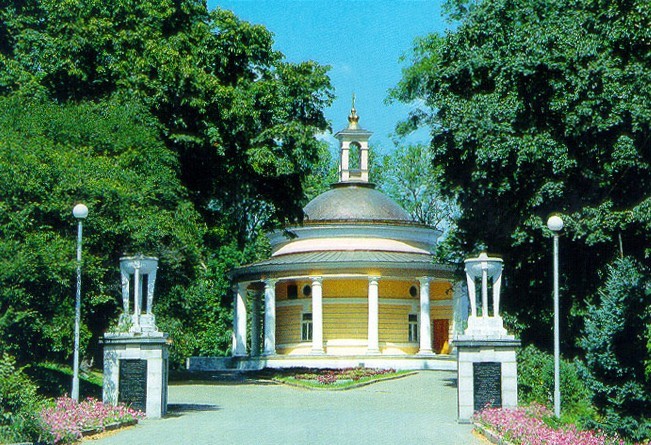 Image -- Askoldova Mohyla with the Saint Nicholas' Church rebuilt into a pavilion.