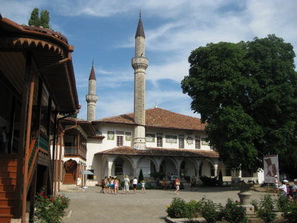 Image -- Bakhchesarai: Historical and Archeological Museum (formerly Khan's palace).