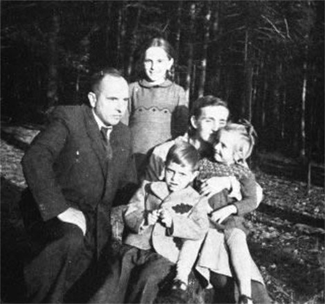 Image -- Stepan Bandera with his wife and children.