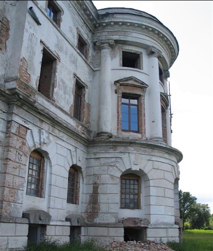 Image -- Half-ruined palace of Hetman Kyrylo Rozumovsky in Baturyn.