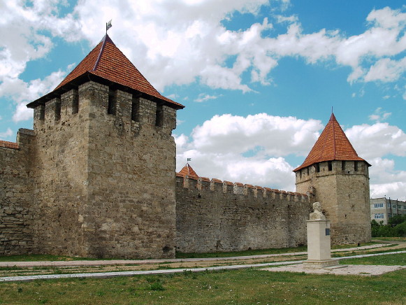 Image - Bendery: fortress and Ivan Kotliarevsky monument.