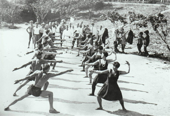 Image - Berezil actors during fencing lessons (Odesa, 1927). 