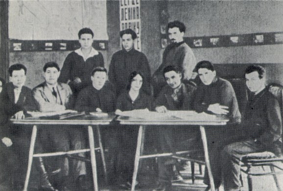 Image - The Berezil theater's director's lab (1925). Sitting (l-r): Ya. Bortnyk, V. Vasylko, B. Tiahno, Z. Pihulovych, Les Kurbas, F. Lopatynsky, Yu. Lishchansky. Standing: P. Bereza-Kudrytsky, I. Kryha, A. Irii.