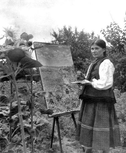 Image - Kateryna Bilokur at work painting.