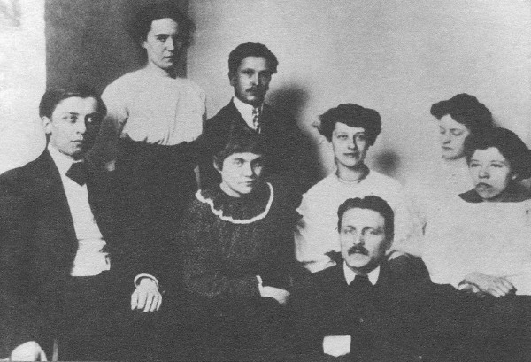 Image -- Mykhailo Boichuk among his students in his Paris school (1910).