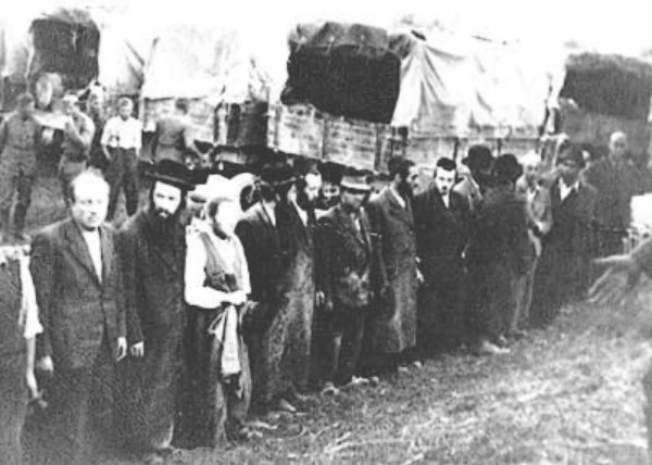 Image - Jews awaiting deportation in Brody (1943).