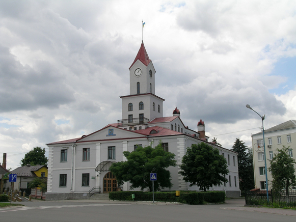 Image -- Busk, Lviv oblast: city hall.