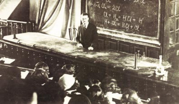 Image - Chemistry lecture at Kyiv University (1910s).